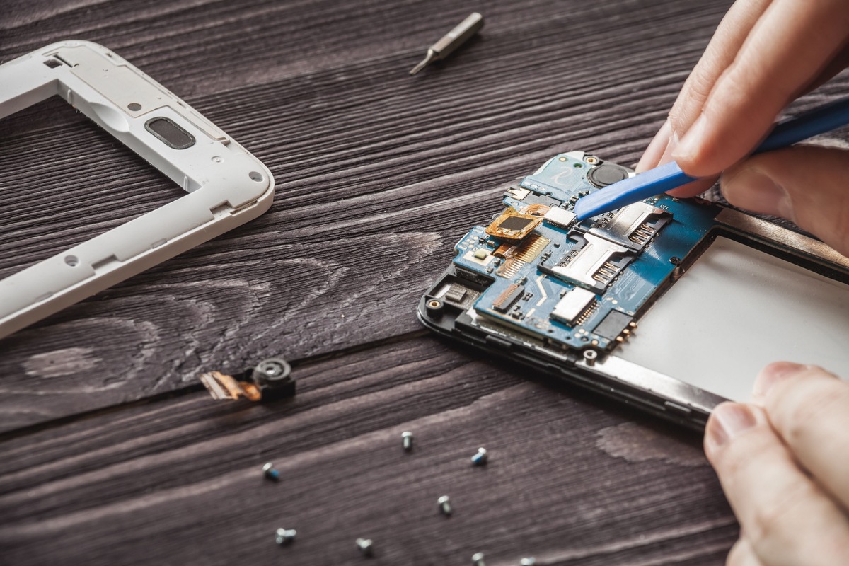 clickrepair testet Reparaturanfälligkeit und -aufwand: Teurere Modelle enttäuschen. Weiterer Text über ots und www.presseportal.de/nr/122330 / Die Verwendung dieses Bildes ist für redaktionelle Zwecke honorarfrei. Veröffentlichung bitte unter Quellenangabe: "obs/clickrepair/Sergey Tonoyan"